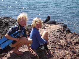 Jens og Caroline med søløver (05.05.06)