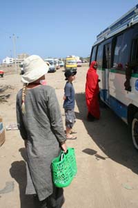 Hannelore og Jens på vej ind i bus i Port Sudan
