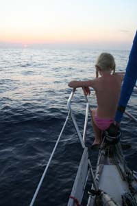 Caroline i stævn ved solnedgang
