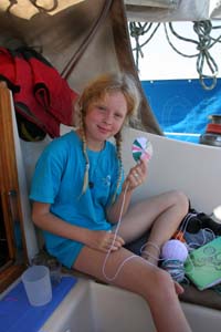 Caroline med håndarbejde i Middelhavet