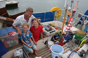 Caroline, Niels og Jens rydder op i kistebænken