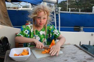 Caroline skærer papaya