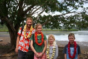 Familie med blomsterkranse