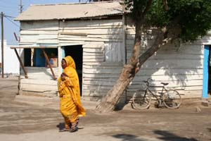 Farvestrålende afrikansk kvinde i Massawa width=