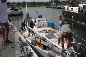 Hannelore, Caroline og Niels lfter bommen af Jonna