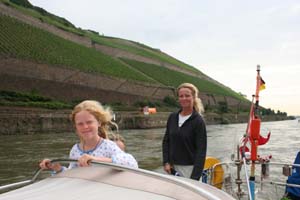 Hannelore og Caroline på Rhinen