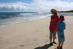 Hannelore og Caroline ved strand