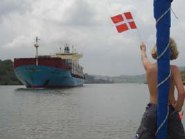 Jens med flag og Maersk skib