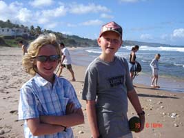 Jens og Emil paa stranden paa Barbados
