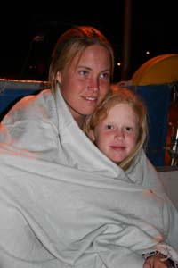 Kajsa og Caroline i cockpit i Port Ghalib