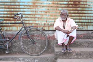 Mand med cykel i Fort Cochin
