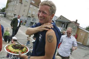 Skipper viser tatoo i Taarbæk